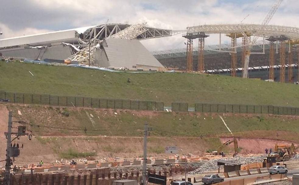 Tre persone sono rimaste uccise nel crollo di una parte dello stadio che ospiterà la gara di apertura dei prossimi Mondiali di calcio in Brasile, a San Paolo.
